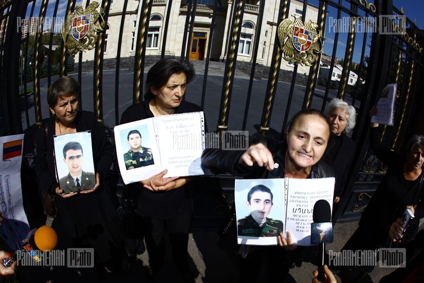 Перед резиденцией президента Армении прошла акция протеста против убийств в армии