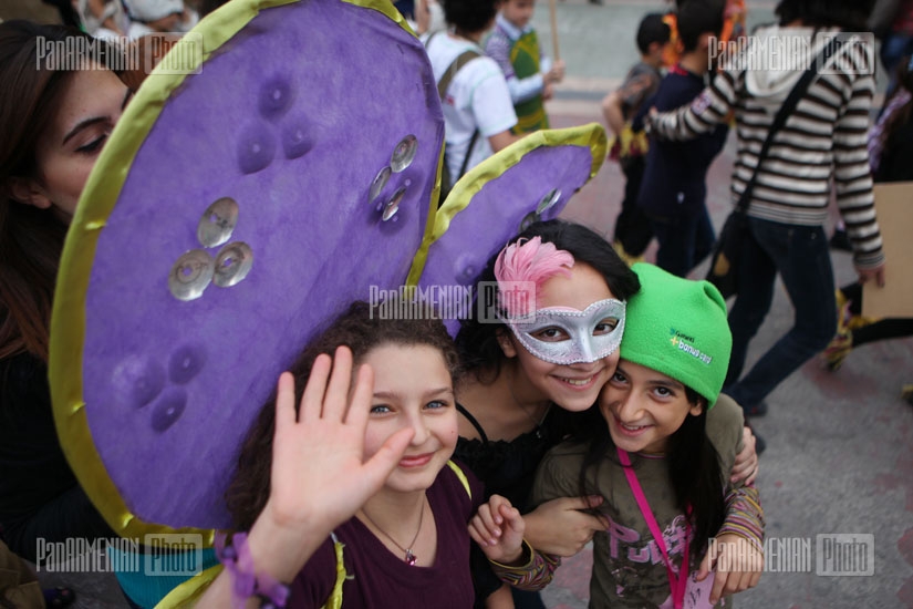 3-ий международный экологический фестиваль Дитя Солнца открылся в Ереване маскарадом