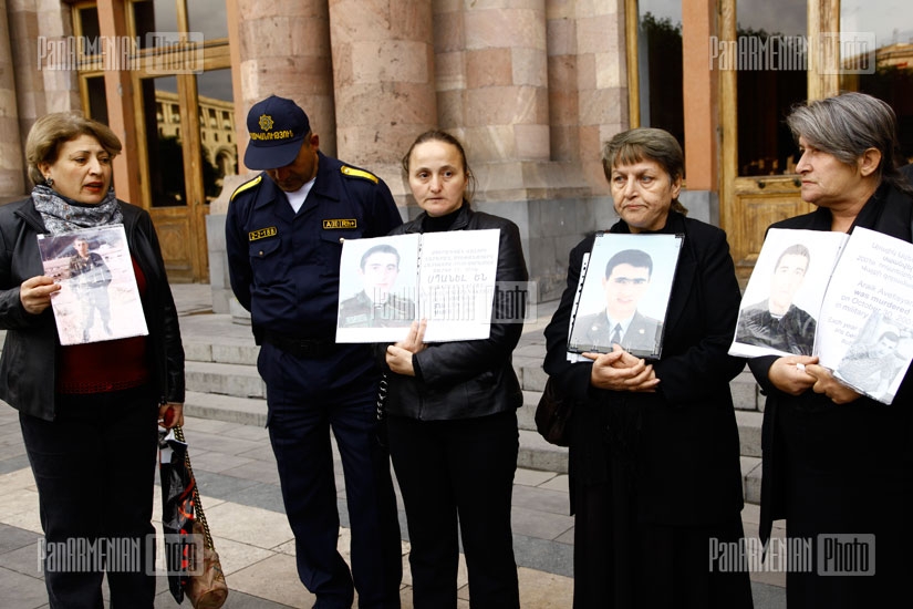 Перед зданием правительства Армении прошла акция протеста против убийств в армии
