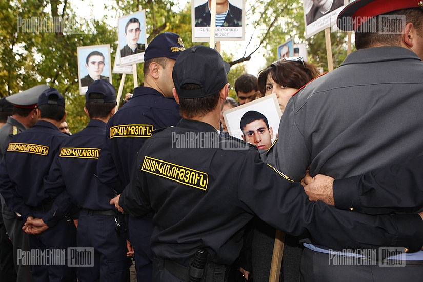 Простестующие против убийств в армии собрались у резиденции президента Армении