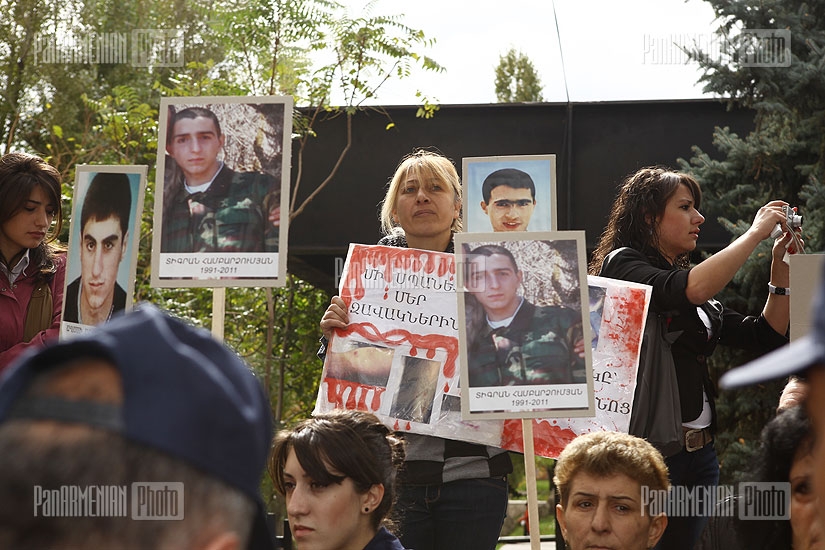 Բանակում սպանությունների դեմ բողոքի ակցիայի մասնակիցները հավաքվեցին նախագահական նստավայրի դիմաց