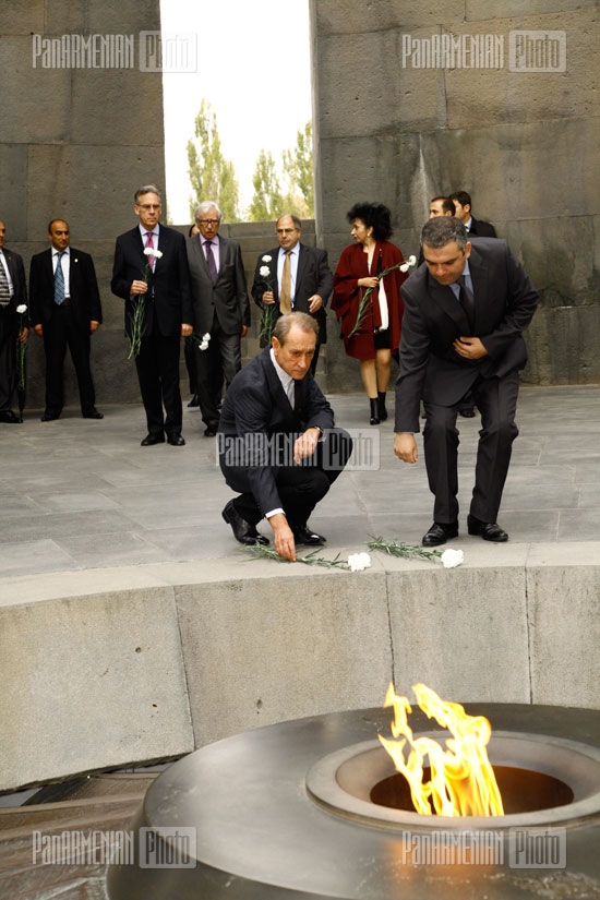 Mayor of Paris Bertrand Delanoe visits Armenian Genocide Memorial 