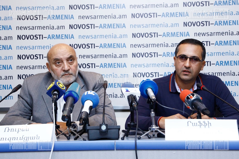 Press conference of geologist Raffi Durgaryan and President of Armenian Psychologists Association Ruben Aghuzumtsyan