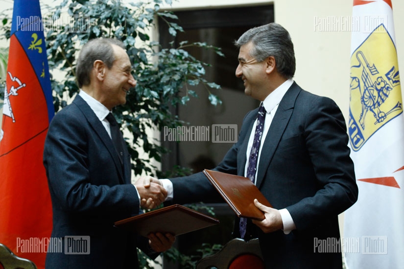 Yerevan Mayor Karen Karapetyan receives his Parisian cunterpart Bertrand Delanoe