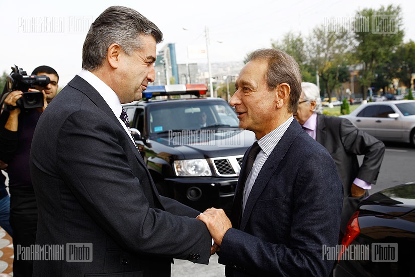 Yerevan Mayor Karen Karapetyan receives his Parisian cunterpart Bertrand Delanoe