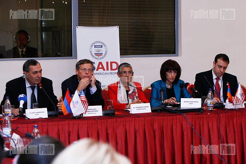 USAID организовал в Ереване слушания на тему домашнего насилия