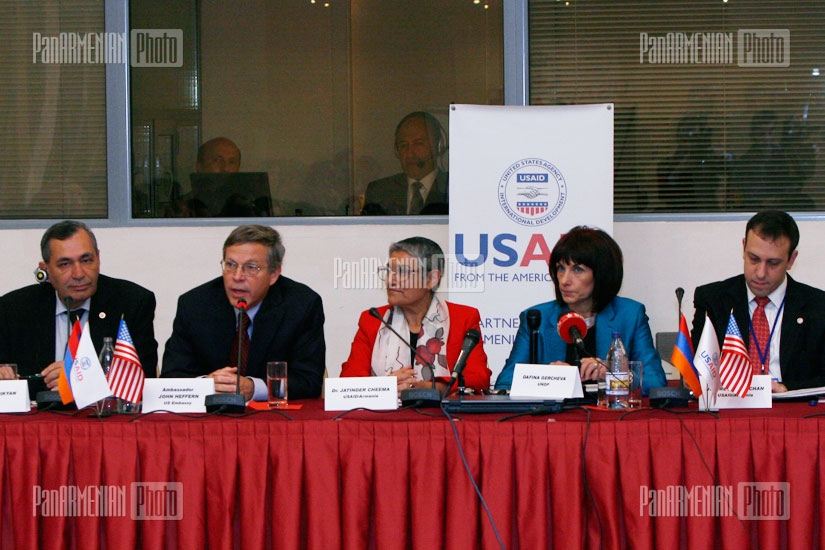 USAID организовал в Ереване слушания на тему домашнего насилия