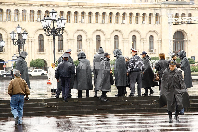 The police close the accesses to Government building