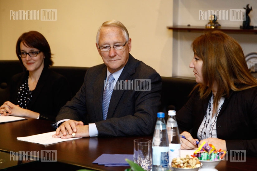 Yerevan Mayor Karen Karapetyan receives mayor of Montreal Gérald Tremblay