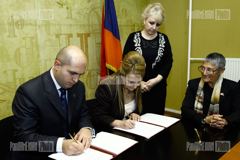 RA Minister of Education and Science Armen Ashotyan and executive director of Armenian Youth Achievements NGO Armine Hovhannisyan sign a memorandum 
