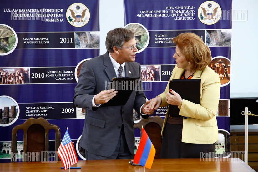 RA Minsiter of Culture Hasmik Poghosyan and US Ambassador to Armenia John Heffern sign a memorandum concerning reconstruction of Garni medieval bridge 