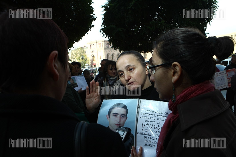 Акция протеста перед зданием правительства Армении