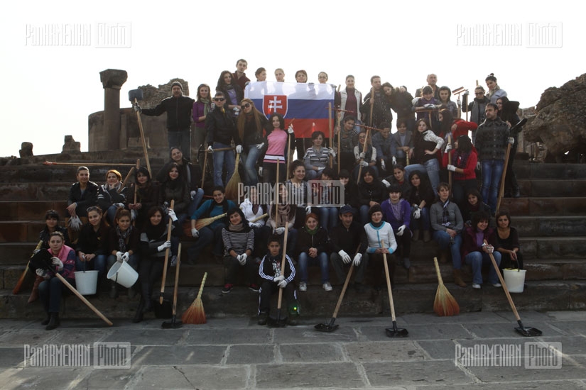 Почетное Консульство Словакии в Армении организовало очистку храма Звартноц от мусора