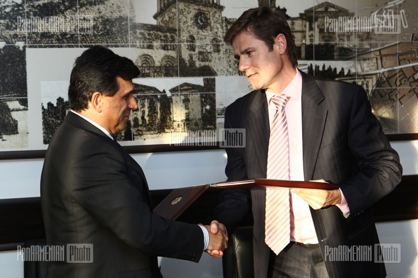 Acting Head of the OSCE Office in Yerevan Carel Hofstra and RA Minister of Emergency Situations Armen Yeritsyan sign a memorandum of understanding