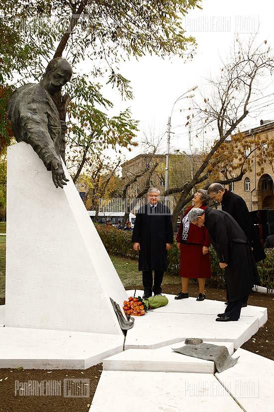 Ֆրիտյոֆ Նանսենի հուշարձանի բացման արարողությունը Աբովյան եւ Մոսկովյան փողոցների խաչմերուկում
