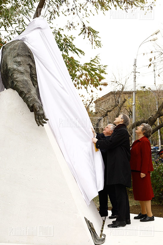 Ֆրիտյոֆ Նանսենի հուշարձանի բացման արարողությունը Աբովյան եւ Մոսկովյան փողոցների խաչմերուկում