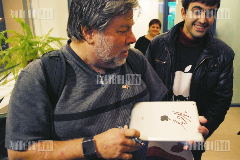 Apple co-founder Steve Wozniak is welcomed at Zvartnots Airport