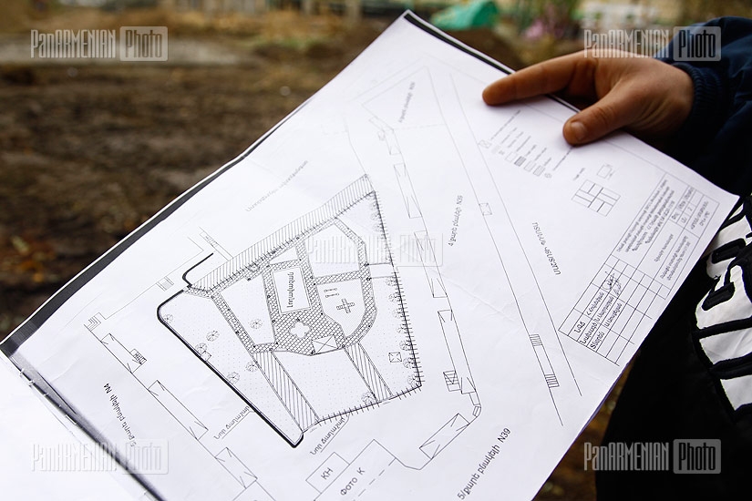 Работы по благоустройству ереванского двора 
