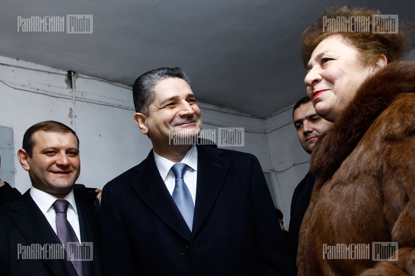 RA PM Tigran Sargsyan visits buildings in Yerevan 16th block   