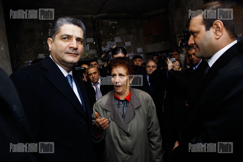 RA PM Tigran Sargsyan visits buildings in Yerevan 16th block   