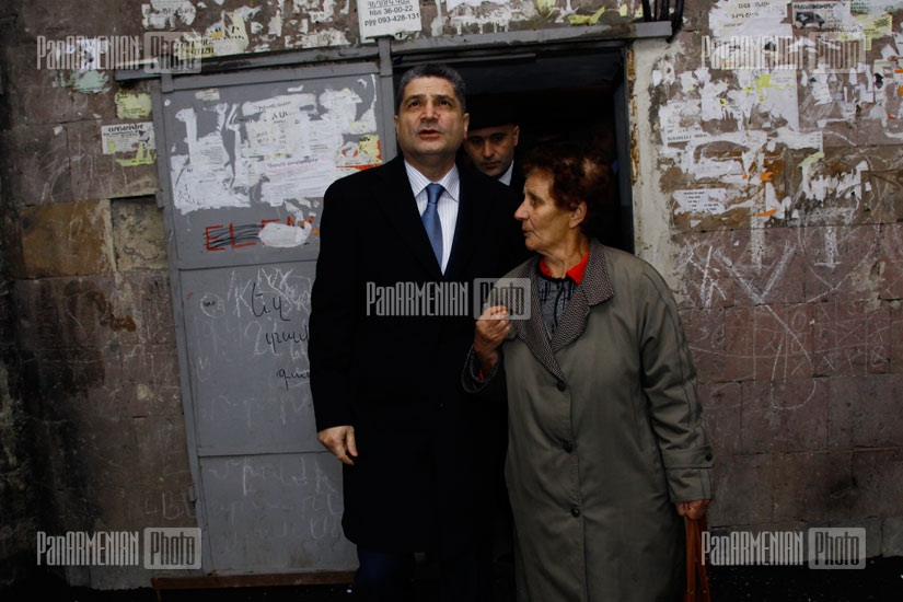 RA PM Tigran Sargsyan visits buildings in Yerevan 16th block   