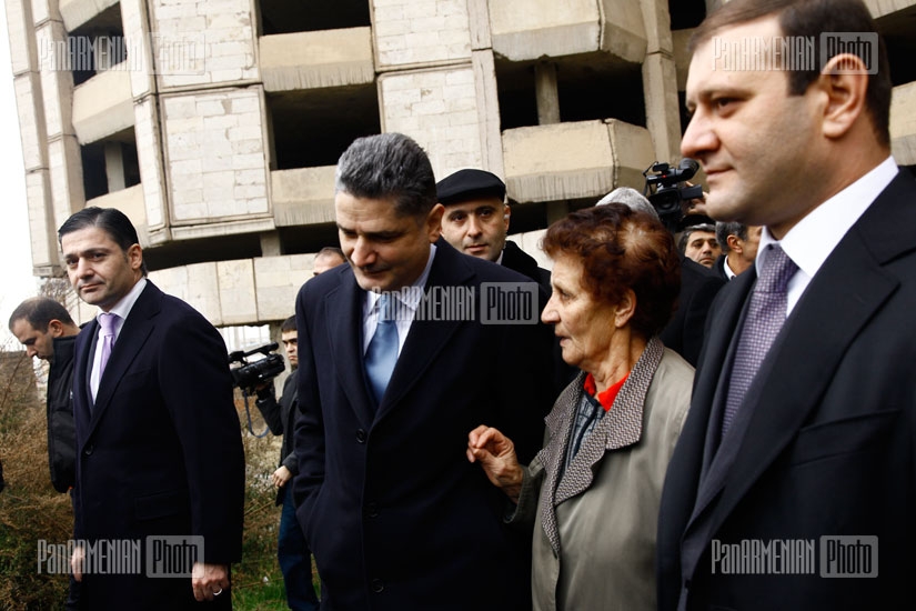 RA PM Tigran Sargsyan visits buildings in Yerevan 16th block   