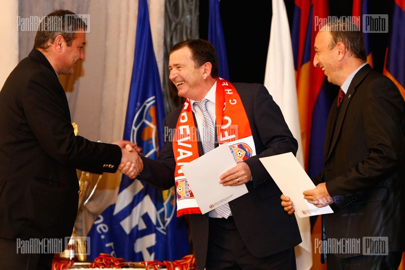 Церемония награждения призеров 20-го чемпионата Армении по футболу