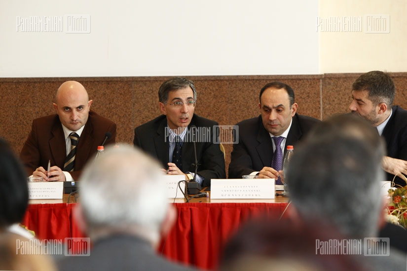 RA Minister of Economy Tigran Davtyan meets with representatives of tourism industry