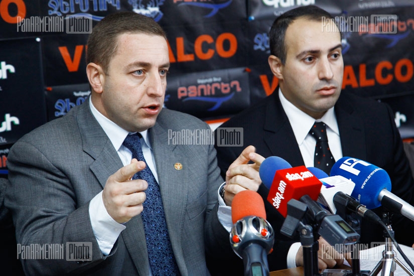 ԱԺ պատգամավոր Կարեն Ավագյանի, Առողջապահության նախարարության աշխատակազմի ղեկավար Սուրեն Քրմոյանի և «Դեղերի և բժշկական տեխնոլոգիաների փորձագիտական կենտրոնի» տնօրեն Հակոբ Թոփչյանի ասուլիսը