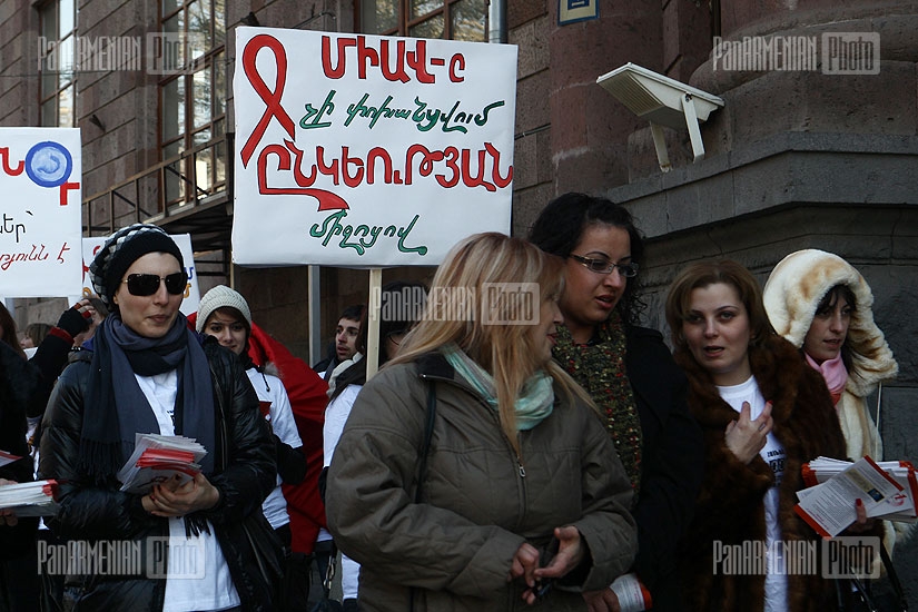 ՁԻԱՀ-ի միջազգային օրվան նվիրված երթ Երևանում