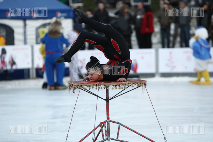 В Ереване официальной открыли каток под открытым небом