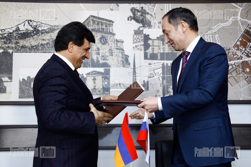 RA Minister of Emergency Situations Armen Yeritsyan and South Caucasus Railway Stations President Shevket Shaydullin sign a memorandum