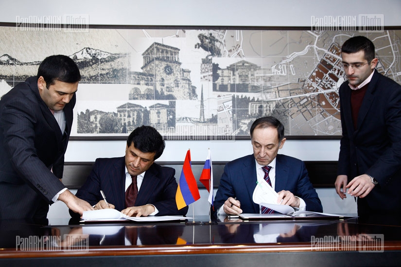 RA Minister of Emergency Situations Armen Yeritsyan and South Caucasus Railway Stations President Shevket Shaydullin sign a memorandum