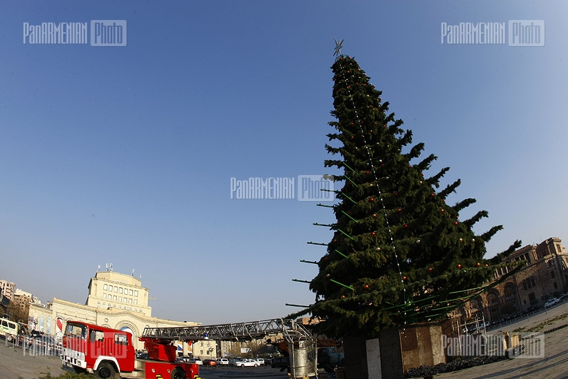 Декорация новогодней елки в Ереване