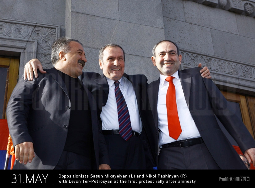 Oppositionists Sasun Mikayelyan (L) and Nikol Pashinyan (R) with Levon Ter-Petrosyan at the first prostes rally after amnesty