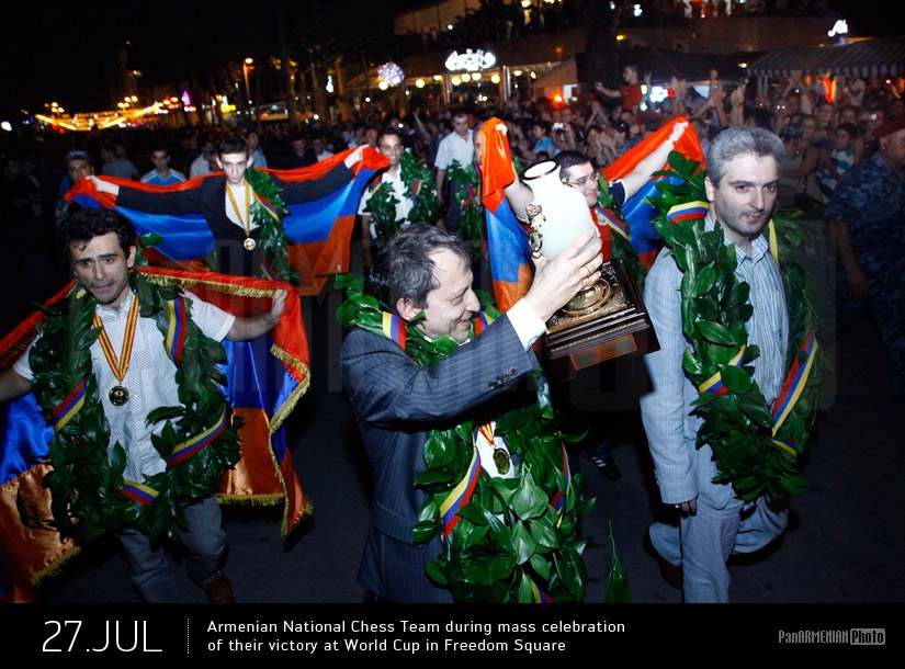 Команда сборной Армении по шахматам во время празднования своей победы на Чемпионате мира