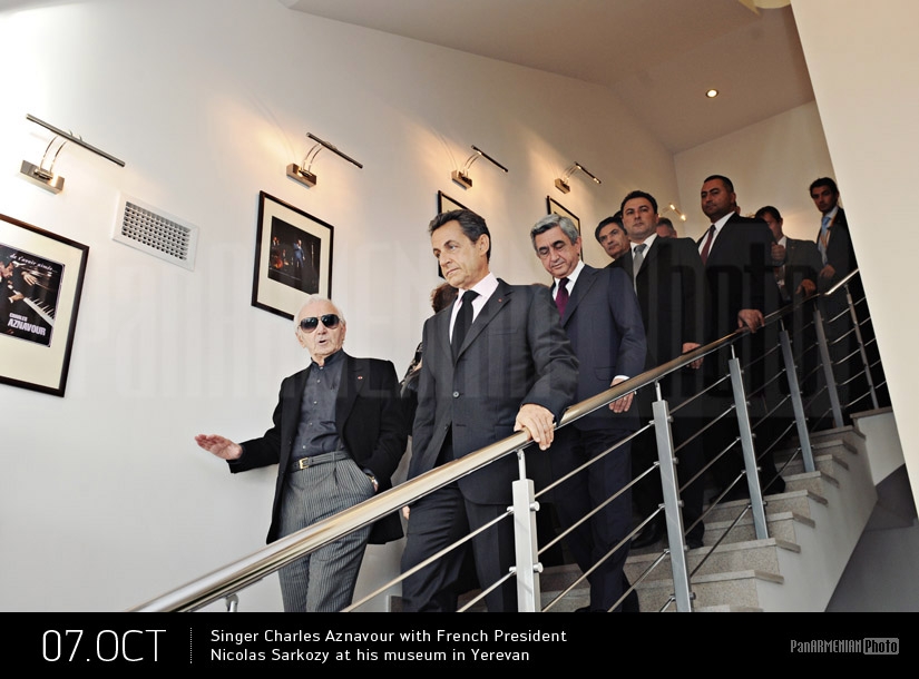 Певец Шарль Азнавур и президент Франции Николя Саркози в доме-музее Шарля Азнавура в Ереване