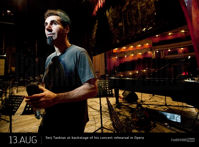 Серж Танкян в закулисье во время своей концертной репетиции в Ереване