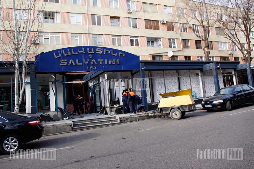 На улице Абовяна демонтируются магазины