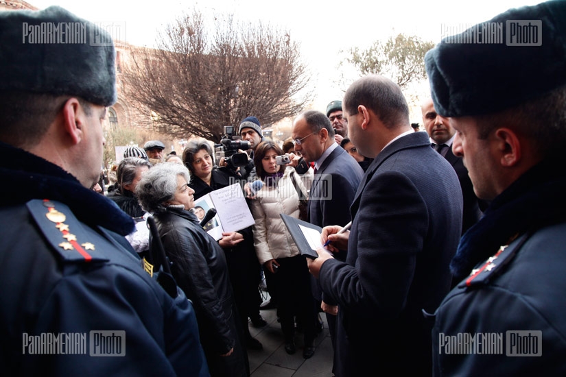 Министр обороны Армении Сейран Оганян общается с родственниками солдат, погибших во время службы в армии