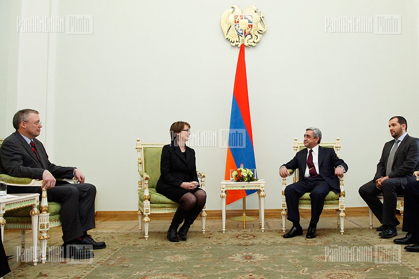 Новоназначенные послы Великобритании в Армении Джонатан Эйвзин и Кэтрин Личи вручили верительные грамоты президенту РА