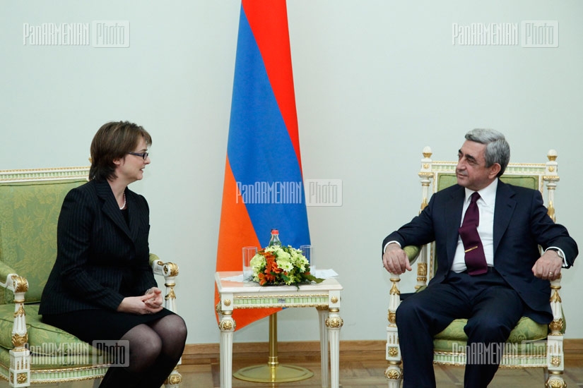 The newly appointed Ambassadors of the UK to Armenia Jonathan James Aves and Catherine Jane Leach present their credentials to RA President Serzh Sargsyan