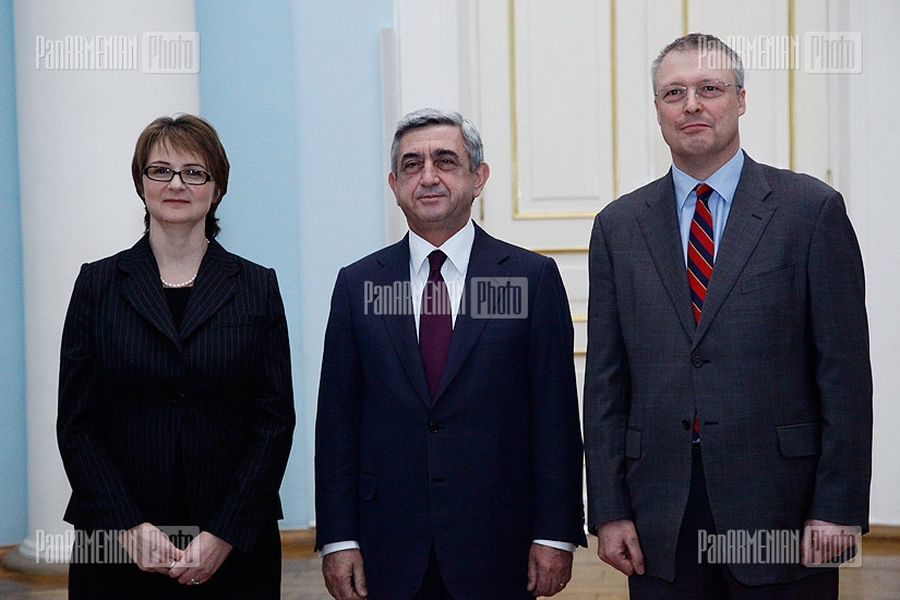 The newly appointed Ambassadors of the UK to Armenia Jonathan James Aves and Catherine Jane Leach present their credentials to RA President Serzh Sargsyan