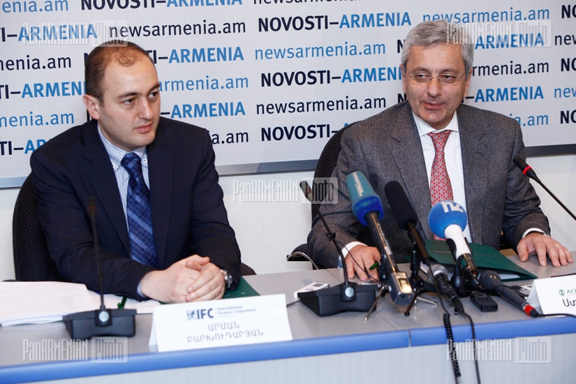 Пресс-конференция представителей ACBA Credit-Agricole Bank и IFC Степана Гишьяна и Армана Бархударяна