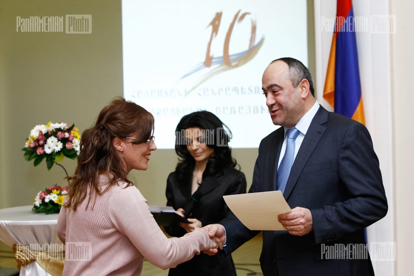 Award ceremony dedicated to 10th anniversary of civil service establishment