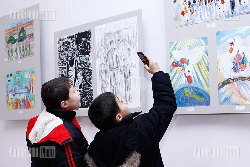 В Ереване открылась выставка детских рисунков