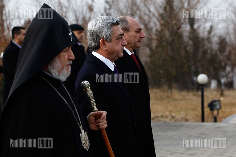 High-ranked officials of Armenia and Artsakh pay a visit to Yerablur memorial on state army's 20th anniversary
