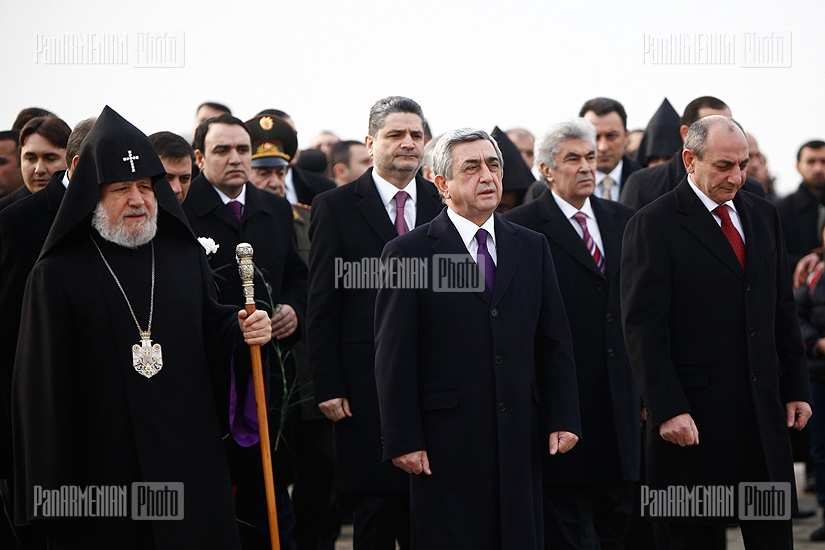 High-ranked officials of Armenia and Artsakh pay a visit to Yerablur memorial on state army's 20th anniversary