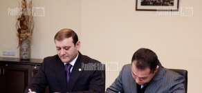Yerevan mayor Taron Margaryan and Dasaran.am project founder Suren Aloyan sign a memorandum