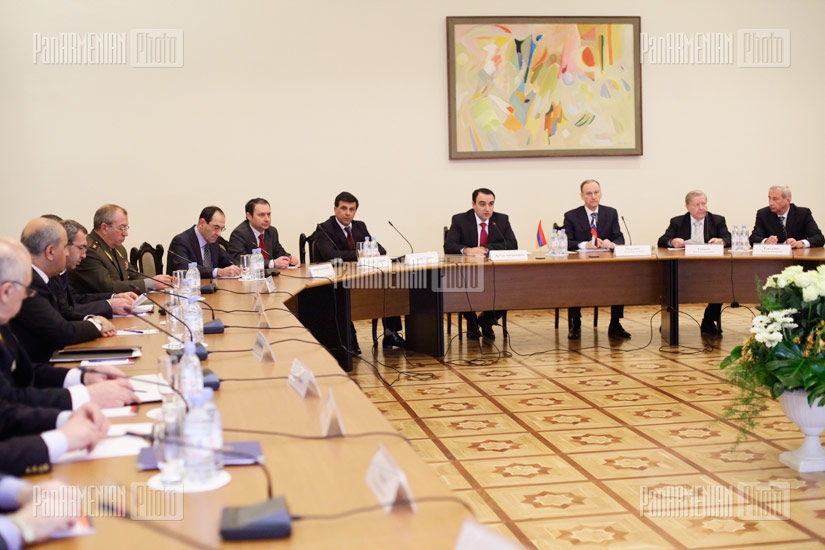 Заседание с участием секретаря Совета нацбезопасности Артура Багдасаряна и главы ФСБ России Николая Патрушева